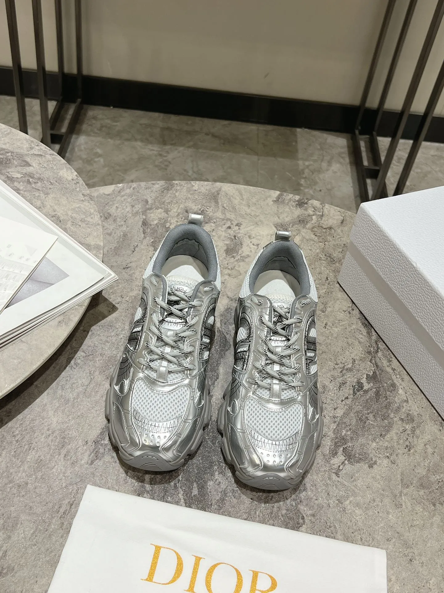 👟👟Ex-factory price 600👟👟 The latest hot model, the star model 2024 main hot product, the newly released Dior Chrono new casual sports shoes, running shoes, dad shoes are really cool, full of futuristic feeling! Really cool! Once again interpreting Dior's concept of cool fashion, the lucky star will bless you with good luck. The new EVA sole is super light and super soft! A perfect replica of the original! Fully matched material and mold! ! Women’s size: 35-39 (40.41 customized)